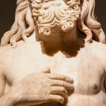 Скульптура Зевса в классическом стиле с атрибутами власти олимпийских богов