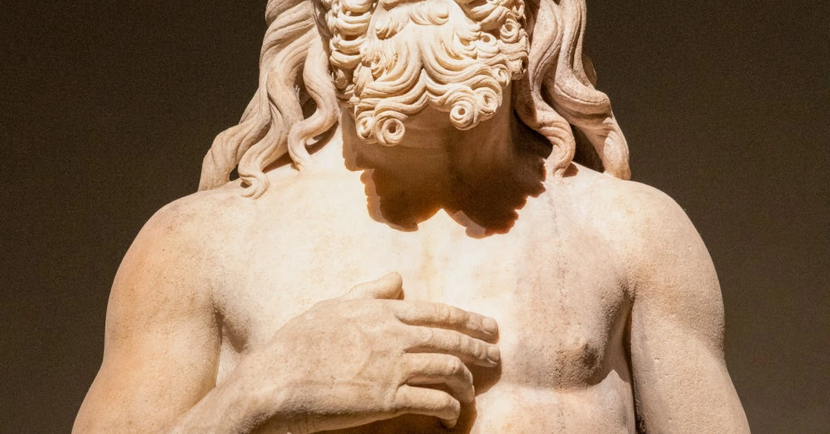 Скульптура Зевса в классическом стиле с атрибутами власти олимпийских богов